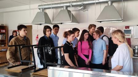 Наши двери снова открыты для школьников...